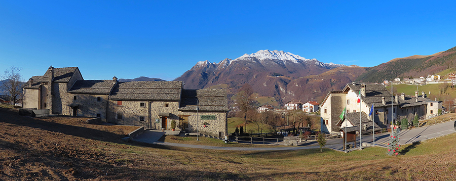 Vista panoramica sul bel borgo antico di Anosto, ben restaurato e verso il Resegone